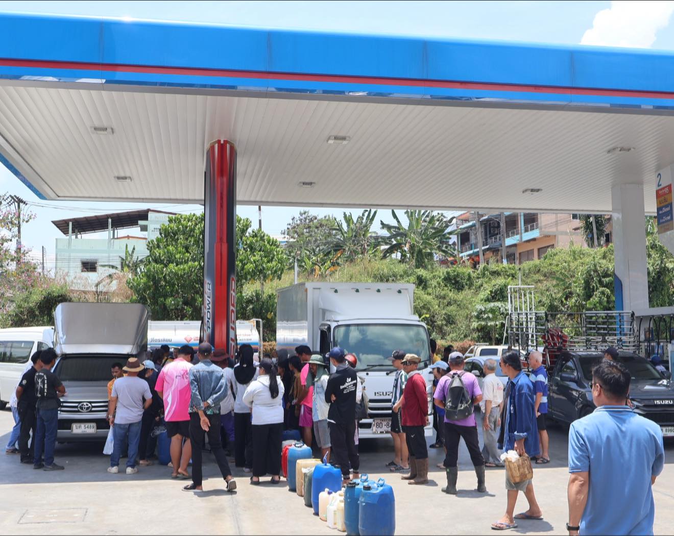 ทางออกวิกฤตแกลลอนเบตง! ปั๊มสุขยางค์จัดตารางเติมใส่ถัง "อังคาร-พุธ-เสาร์-อาทิตย์" สกัดพวกเวียนเทียน