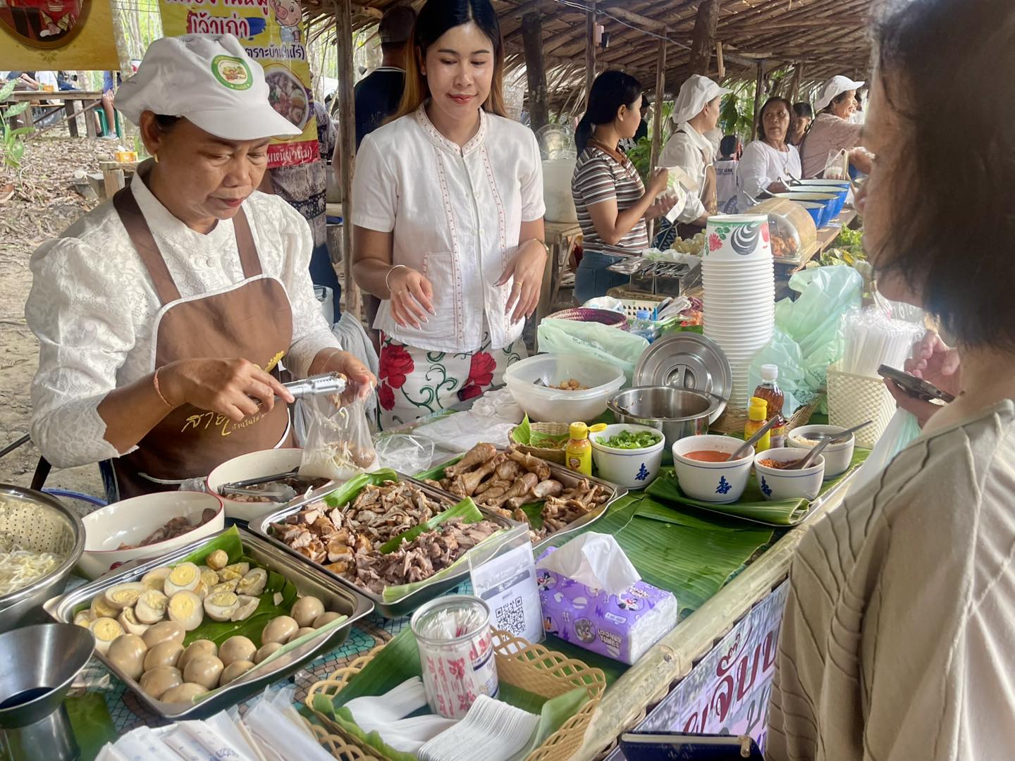 คอหงส์คืนชีพ! เปิด "หลาดสายเตราะ" ฟื้นวิถีบ้านในไร่หลังน้ำท่วม ชวนตักบาตร-ดูโขนรับอรุณวันอาทิตย์