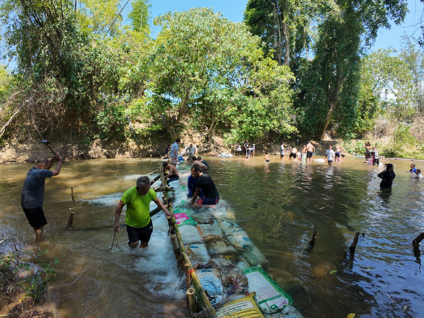 พลังบ้านทอนขัน! ผู้ใหญ่ติ๊กนำทัพชาวบ้านสู้แล้ง สร้างฝายชะลอน้ำคลองปะเหลียนกู้ระบบประปาหมู่บ้าน