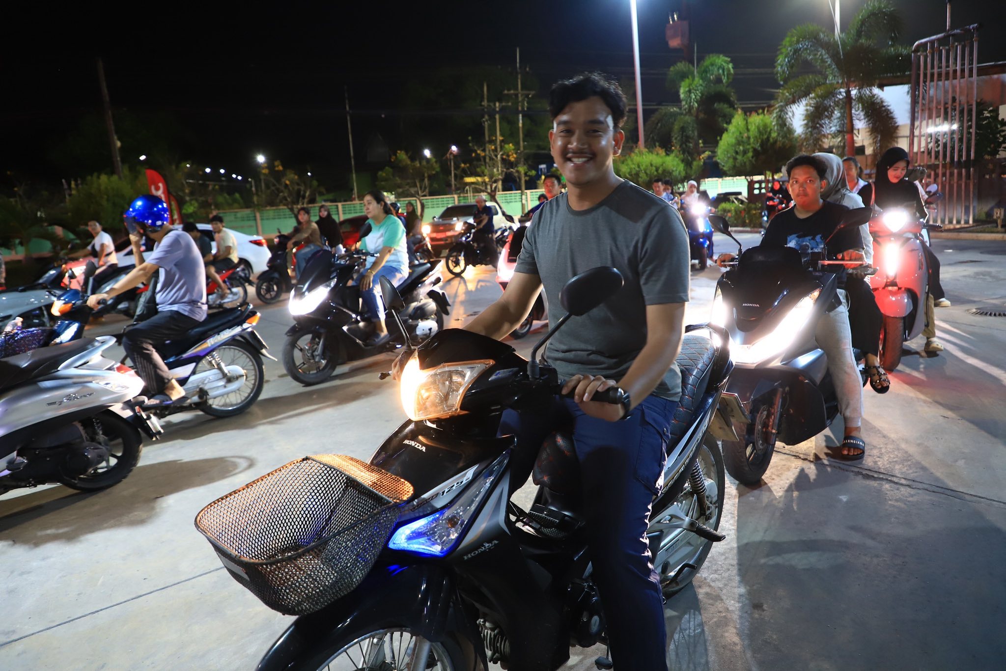 ช็อกมติ กบน.! ขึ้นดีเซลสามบาทห้าสิบ-โซฮอล์บาทสองสิบ ชาวยะลาต่อคิวมลายูบางกอกแน่นข้ามคืน