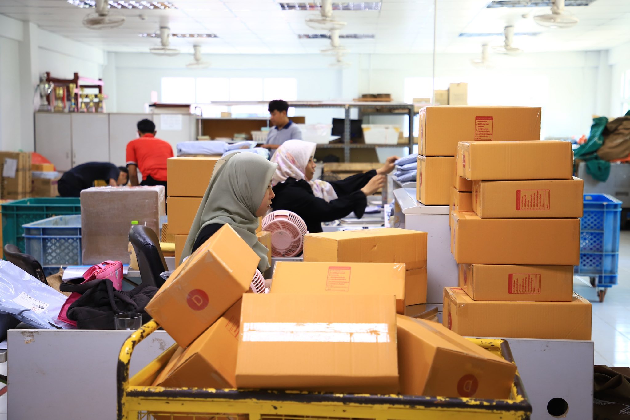 ไปรษณีย์ไทยใจดี! ตรึงราคาค่าส่งช่วยชาวใต้สู้ภัยน้ำมันพุ่ง ยันราคาเดิมยาวถึง 15 เม.ย. นี้