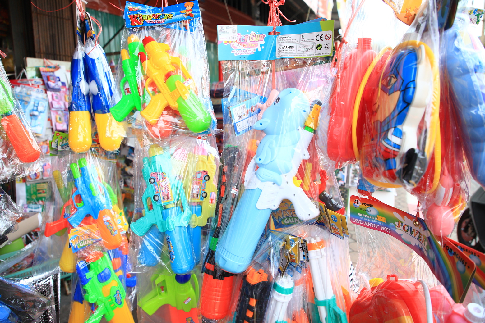 พิกัดร้านสิ่วยะลา! ปืนฉีดน้ำราคาเดิมเริ่มต้น 20.- พ่อค้าใจดีแบกต้นทุนขนส่งช่วยผู้ปกครองประหยัด