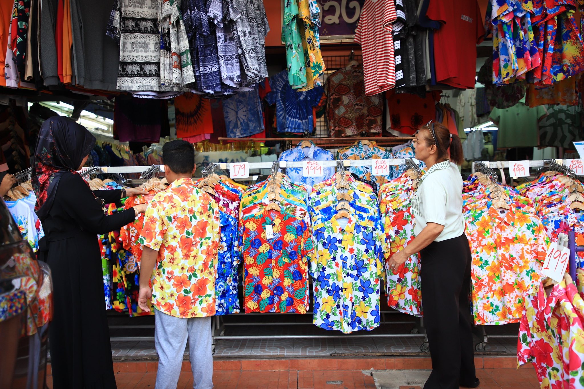 แบกต้นทุนแทนลูกค้า! ร้านเสื้อผ้ายะลาขายลายดอกราคาเดิม 180.- สู้ศึกน้ำมันพุ่ง-ค่าครองชีพสูง