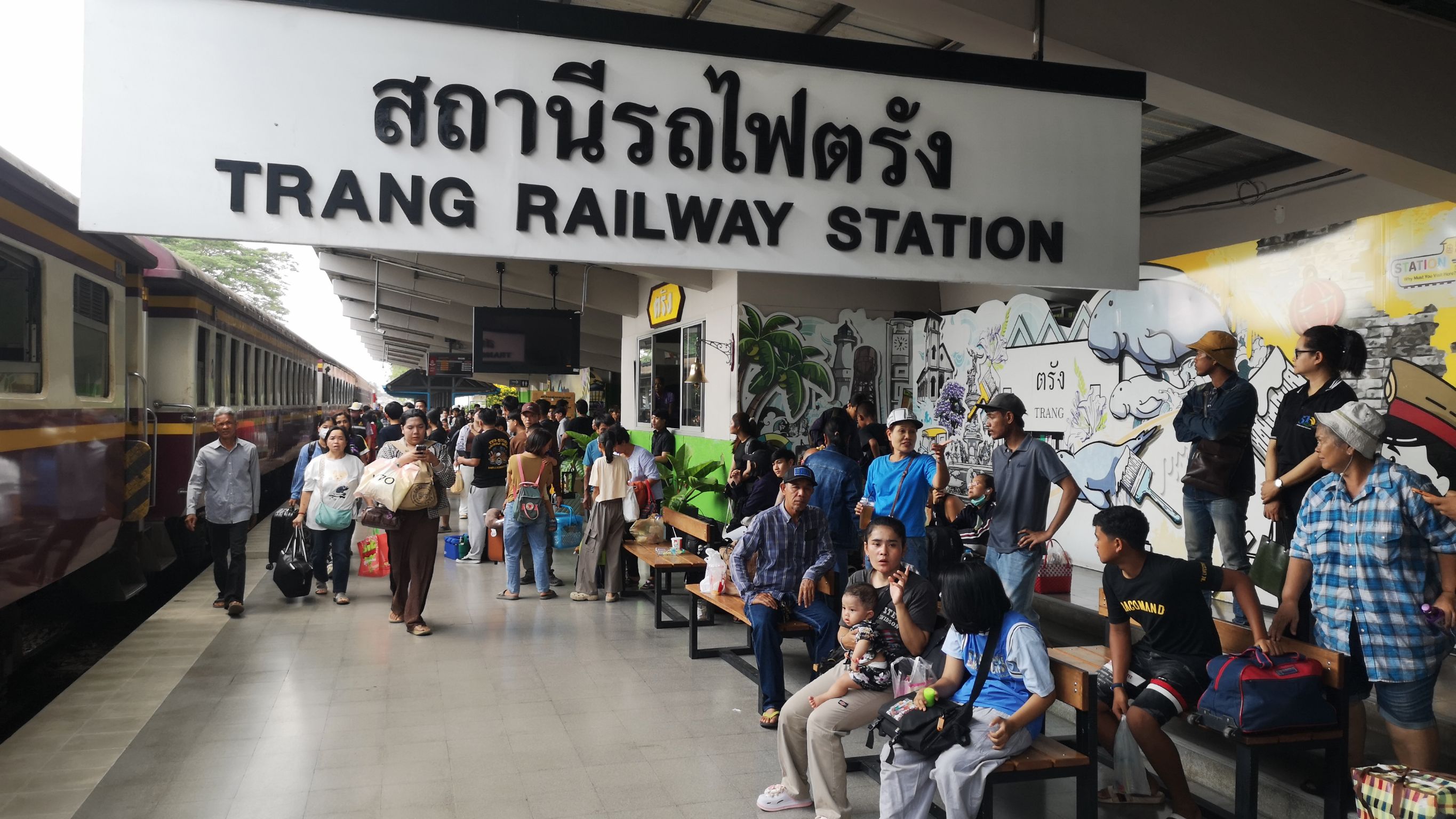 ราคาเดิมไม่มีบวกเพิ่ม! รถไฟตรังคึกคัก ปชช. แห่จองตั๋วกลับบ้านสงกรานต์ 69 สวนกระแสน้ำมันแพง