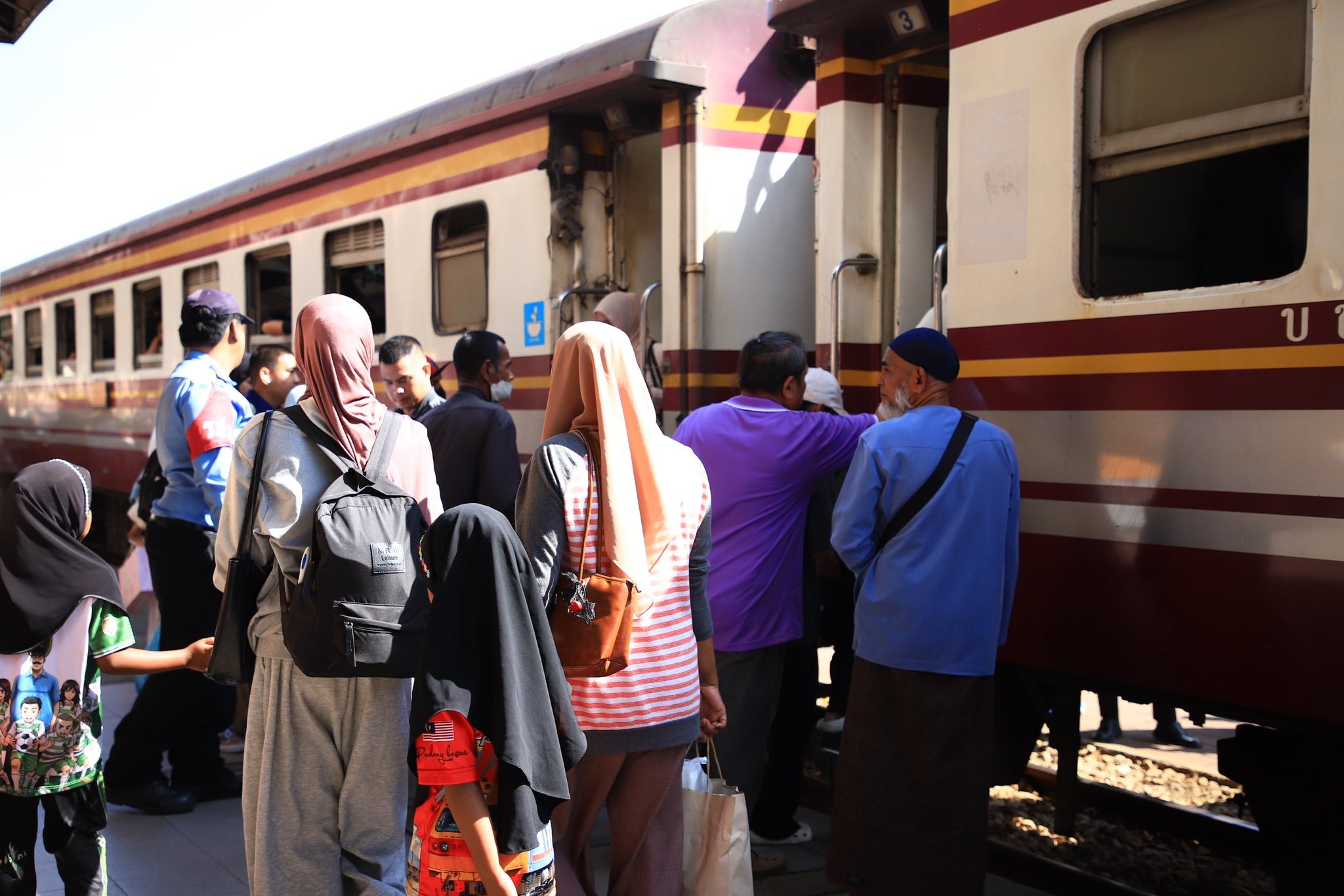 ที่พึ่งสุดท้ายคนหาเช้ากินค่ำ! รถไฟยะลาคึกคักรับศึกสงกรานต์ ยืนหยัดไม่ขึ้นค่าตั๋วสวนกระแสต้นทุนพลังงาน
