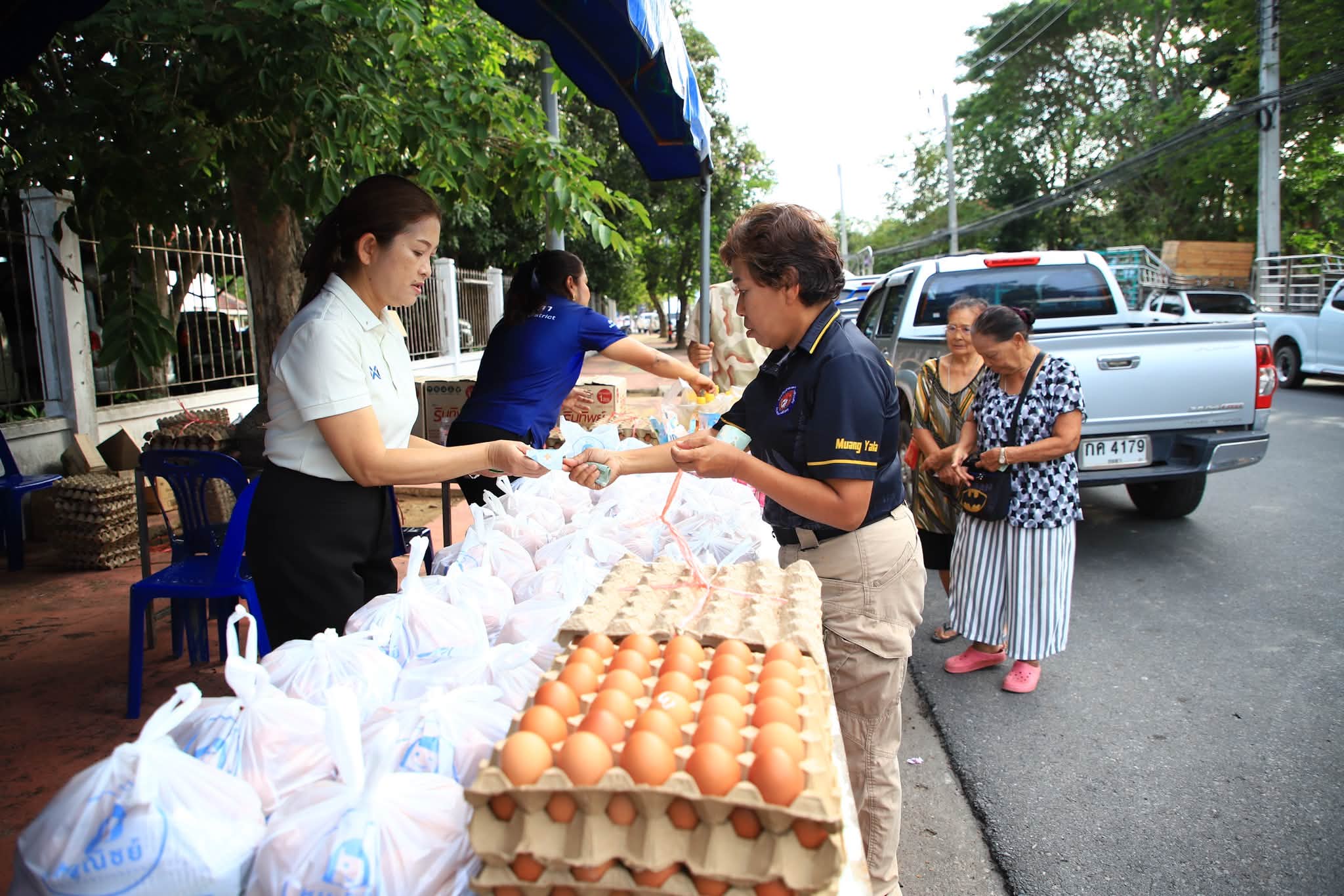 ช้อปกระจายส่งท้ายเดือน! ไทยช่วยไทยยะลาสัปดาห์สุดท้ายคึกคัก ชาวบ้านแห่ล้างตลาดเหมาไข่ไก่-น้ำมันพืชเซฟค่าครองชีพ