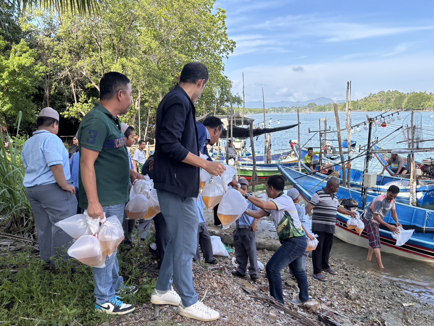 TTM ผนึกพลังท้องถิ่นจะนะ ปล่อยกุ้งกุลาดำ 1 ล้านตัว ลงคลองนาทับ ฟื้นฟูระบบนิเวศทะเลสงขลา