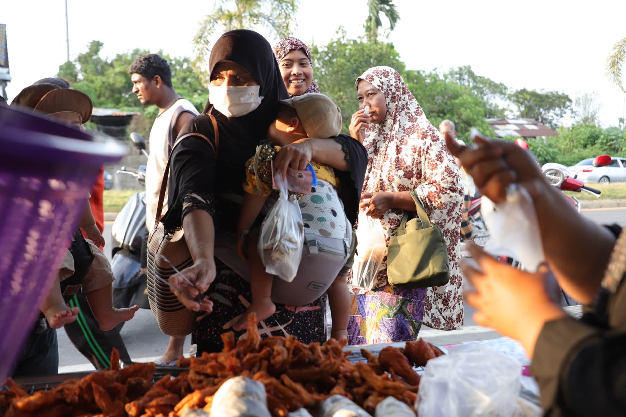 &ldquo;ตลาดนัดเตาปูน&rdquo; ยะลา แหล่งรวมของกินราคาประหยัด เริ่มต้นหลักสิบ