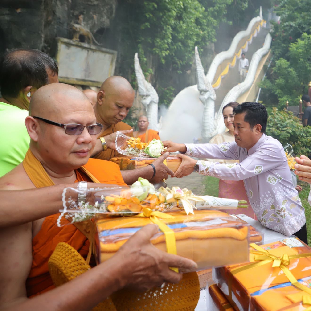 งดงามตระการตา! 'เทวดา-นางฟ้า' นำขบวนเสลี่ยงอัญเชิญพระลงบันไดนาค วัดคูหาภิมุข ยะลา