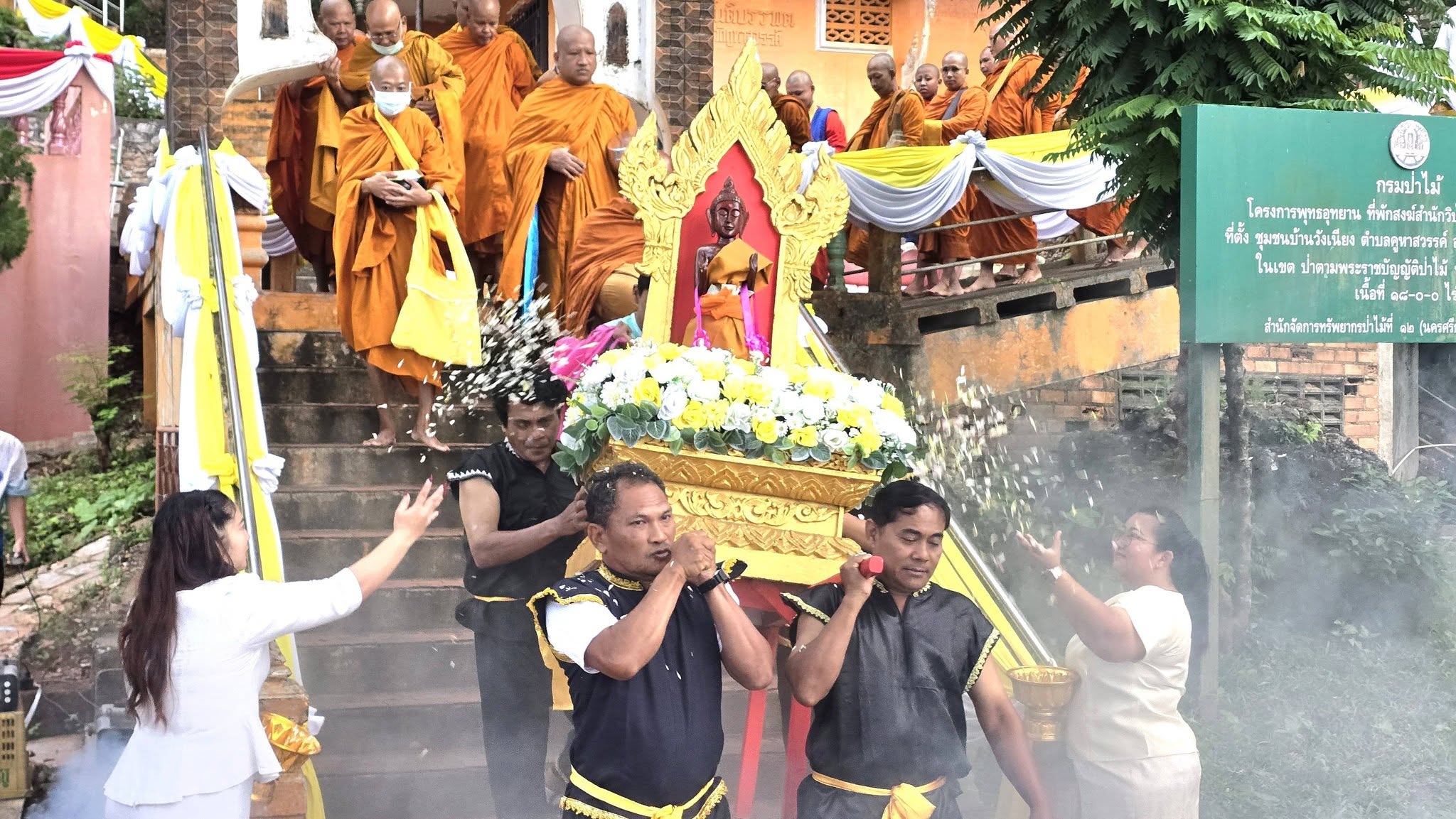 จังหวัดพัทลุง ร่วมสืบสานประเพณีตักบาตรเทโวโรหณะ เนื่องในวันออกพรรษา