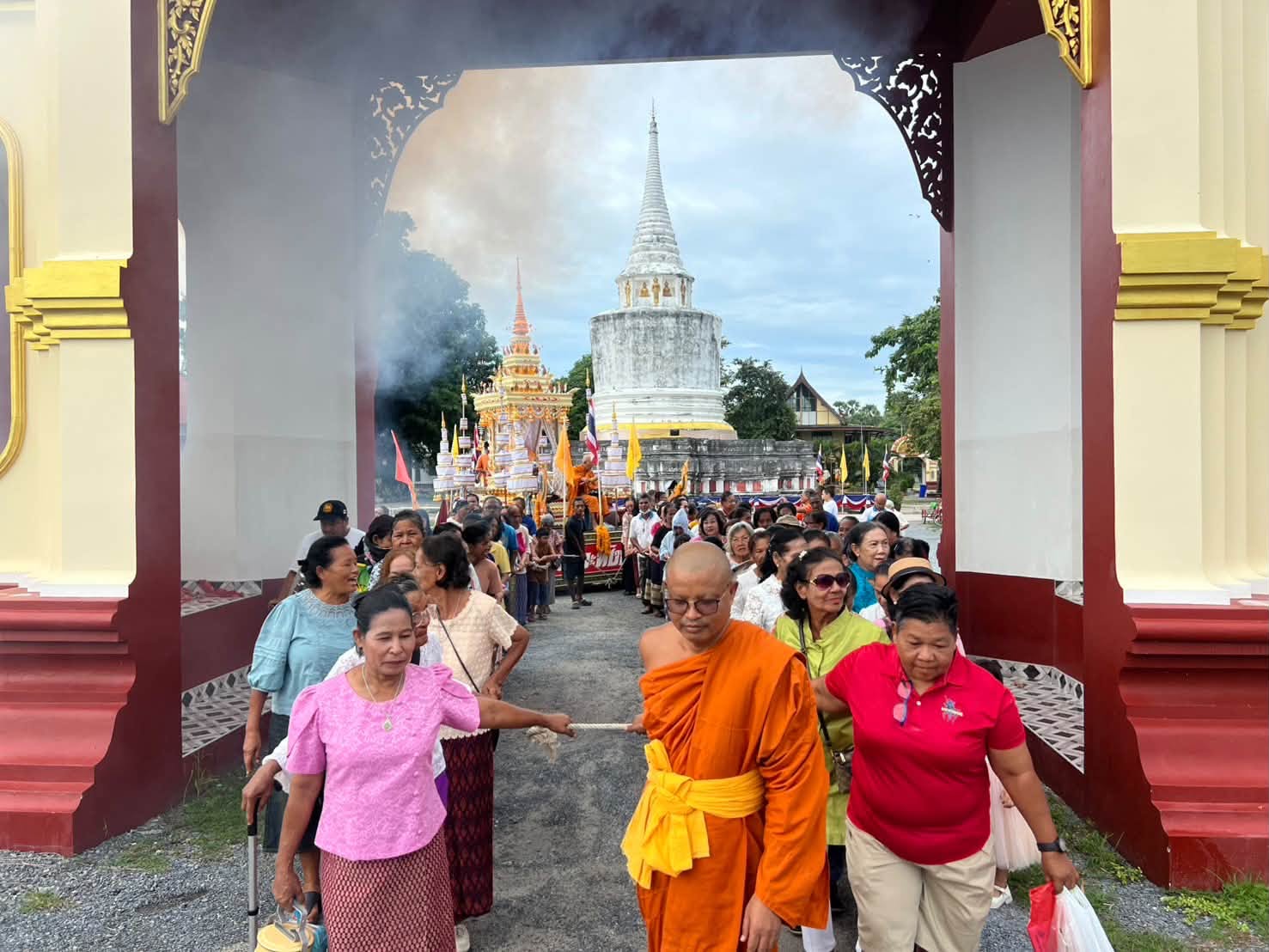 พุทธศาสนิกชนชาวสทิงพระ ร่วมสมโภช &ldquo;พ่อแก่&rdquo; พระพุทธรูปศักดิ์สิทธิ์ 100 ปี อัญเชิญขึ้นบุษบกลากพระ ขอฝนตกตามฤดูกาล